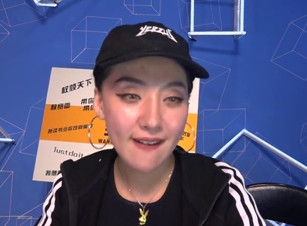 818超女聊天室 X-man王金金享特权惹集体串门