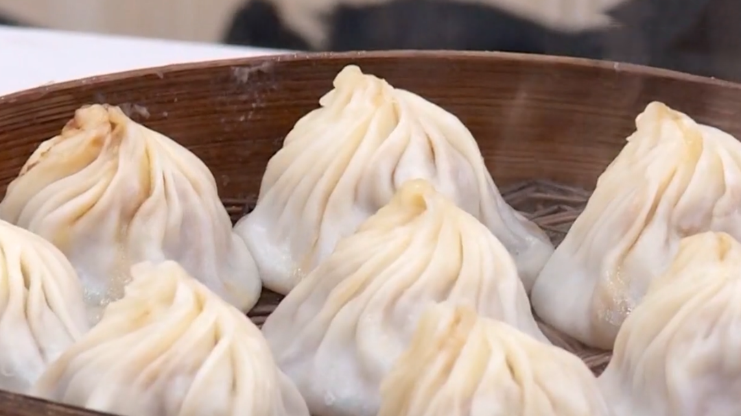 人气美食 无锡小笼按个卖 搭配红汤开洋馄饨