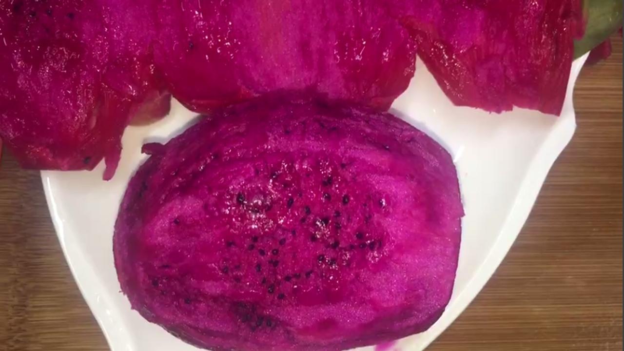 这才是火龙果正确的切法，只需三刀，完整保留果肉，快速又不沾手