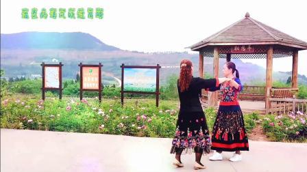 出去游玩舞一曲，请欣赏四川美女双人舞《月亮女神》