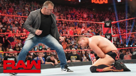 WWE RAW 2019 【RAW 04/29】谢恩害米兹吃到莱斯利的飞冲肩