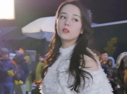 热巴在寒风中都被冻到哈白气了