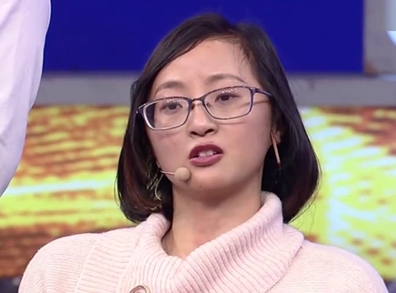 跨时代战书 残疾女孩现场感激婆婆照顾