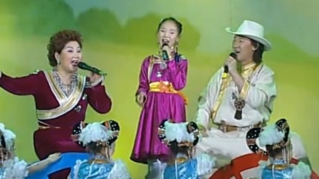 央视2006春晚 布仁巴雅尔乌日娜英格玛《吉祥三宝》，一家三口尽显温馨模样