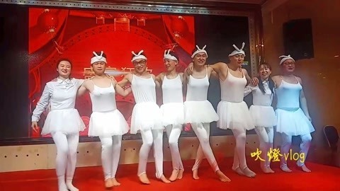 唱罢吹灯 好安逸哟，胖小哥扮女装跳天鹅舞，搞笑得很