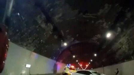 @所有人 小车隧道内追尾，民警狂奔前往救援