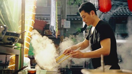 二更视频 80后型男辞高薪工作开面馆 味美料足生意爆棚 美女食客纷纷求合影 528