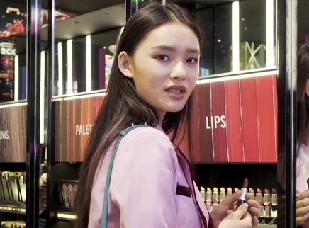 林允现身变“试色狂魔”