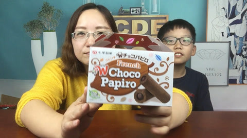 梁小轩和轩妈试吃各种美食 试吃巧克力味的鸡蛋卷