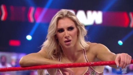 WWE RAW1447期回放-中文原声：光脚哥遭痛扁企业暴揍 麦金泰尔送走AJ