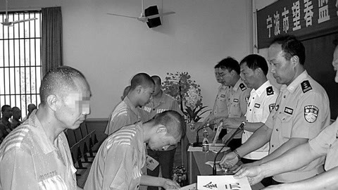 弹头军事 为何把手放在犯人肩上