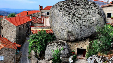 这才是最“结实”的房子，房顶就是200吨巨石，地震也不怕塌