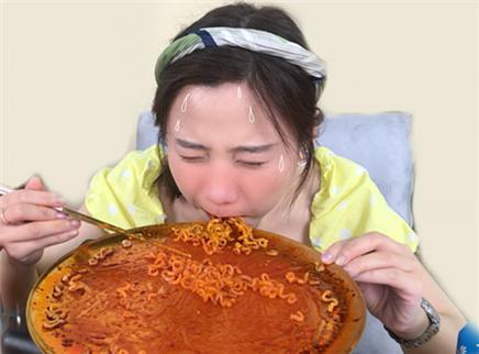 密子君 挑战一次吃完5包12000辣度火鸡面