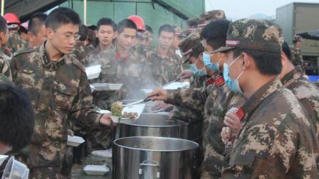 天下有警视频 有人说：解放军伙食肉太少 到底是真是假？