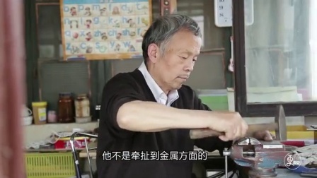 二更视频 71岁老人改装成瘾 耗时三年竟发明出这玩意儿 超拉风 489