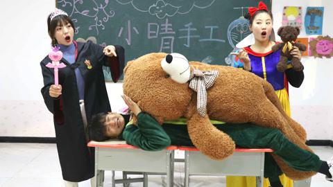美女家务事 男同学蹭吃蹭喝，小美使用“大小转换术”，变出巨无霸小熊惩罚他