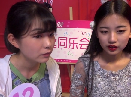 818超女聊天室 左卓变身“仙女”比心示爱粉丝