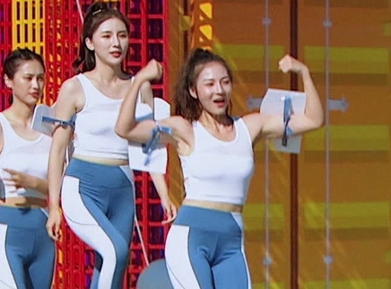 绵羊姐姐秒变摇桥“大力士”