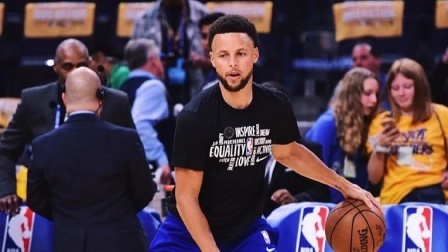 NBA热辣资讯 库里赛前热身整活哄球睡觉！球迷：小学生就是会玩啊！