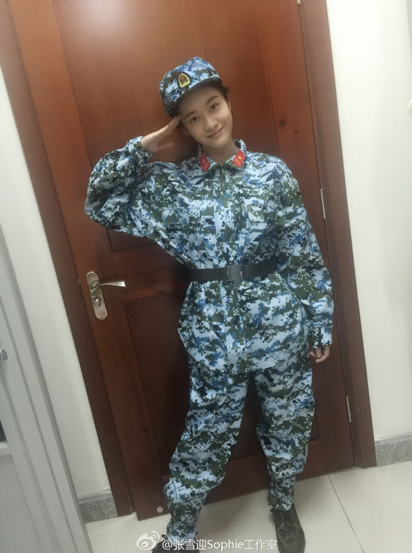 学妹好美!张雪迎素颜穿军训服青春养眼