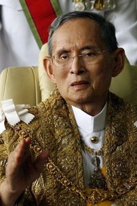 普密蓬国王参加各种公共庆典,巡视各省府并主持了很多发展项目.