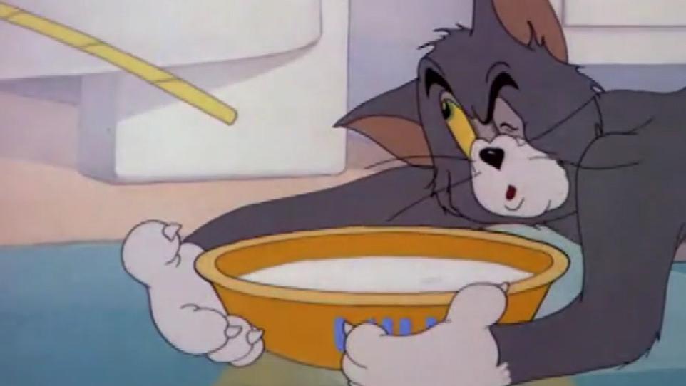 杰瑞真聪明,组装超长吸管,只为偷喝一口牛奶