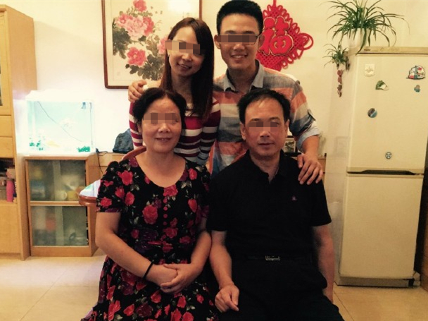 段丹峰未婚夫潘奥及家人合照