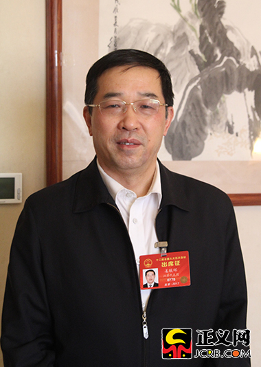 人大代表:打击"村霸"就是最好的"精准扶贫"