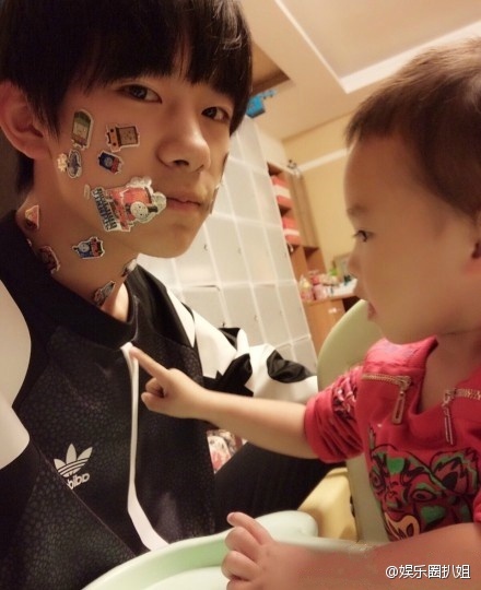 易烊千玺微博晒楠楠,弟控千总上线~我们小漂亮真是越长越好看[亲亲]