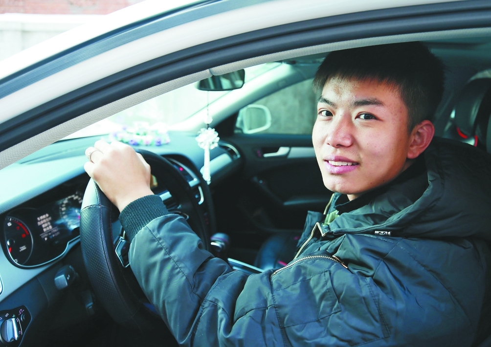 黑龙江日报4月24日讯 21岁的孟祥东是黑龙江商业职业学院里有名的大学