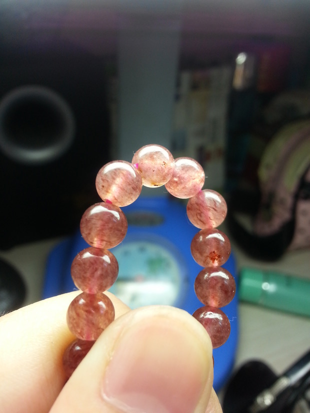 刚上手的草莓晶,请各位大虾帮忙鉴定一下是真是假,值多少钱?