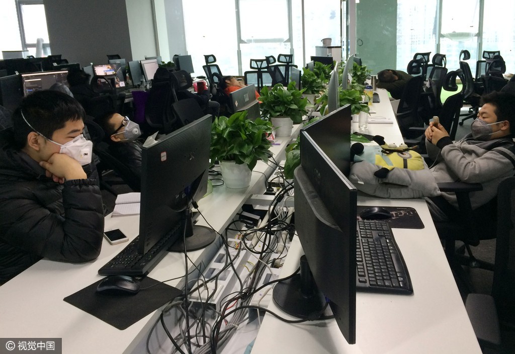 新办公室致头晕 某公司员工戴防毒面具上班