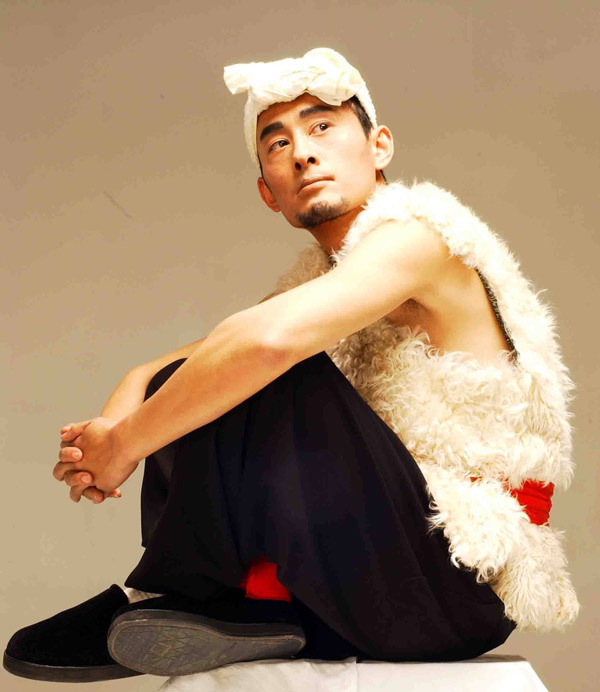 他假扮农民红遍大江南北娶了一个超女,身份被拆穿后落魄不敢出门