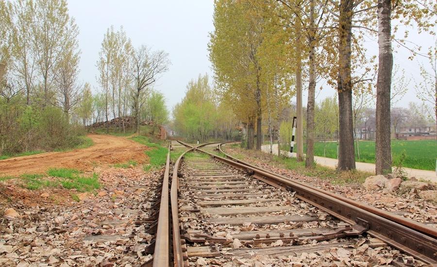 河南许昌:一条百年铁路穿越中原第一红石村