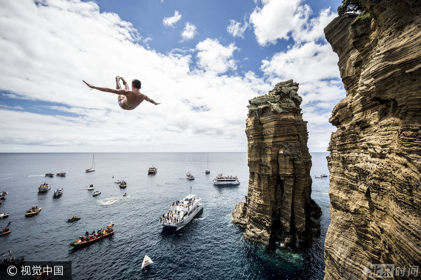 玩得就是心跳!碧海蓝天悬崖跳水挑战自由落体