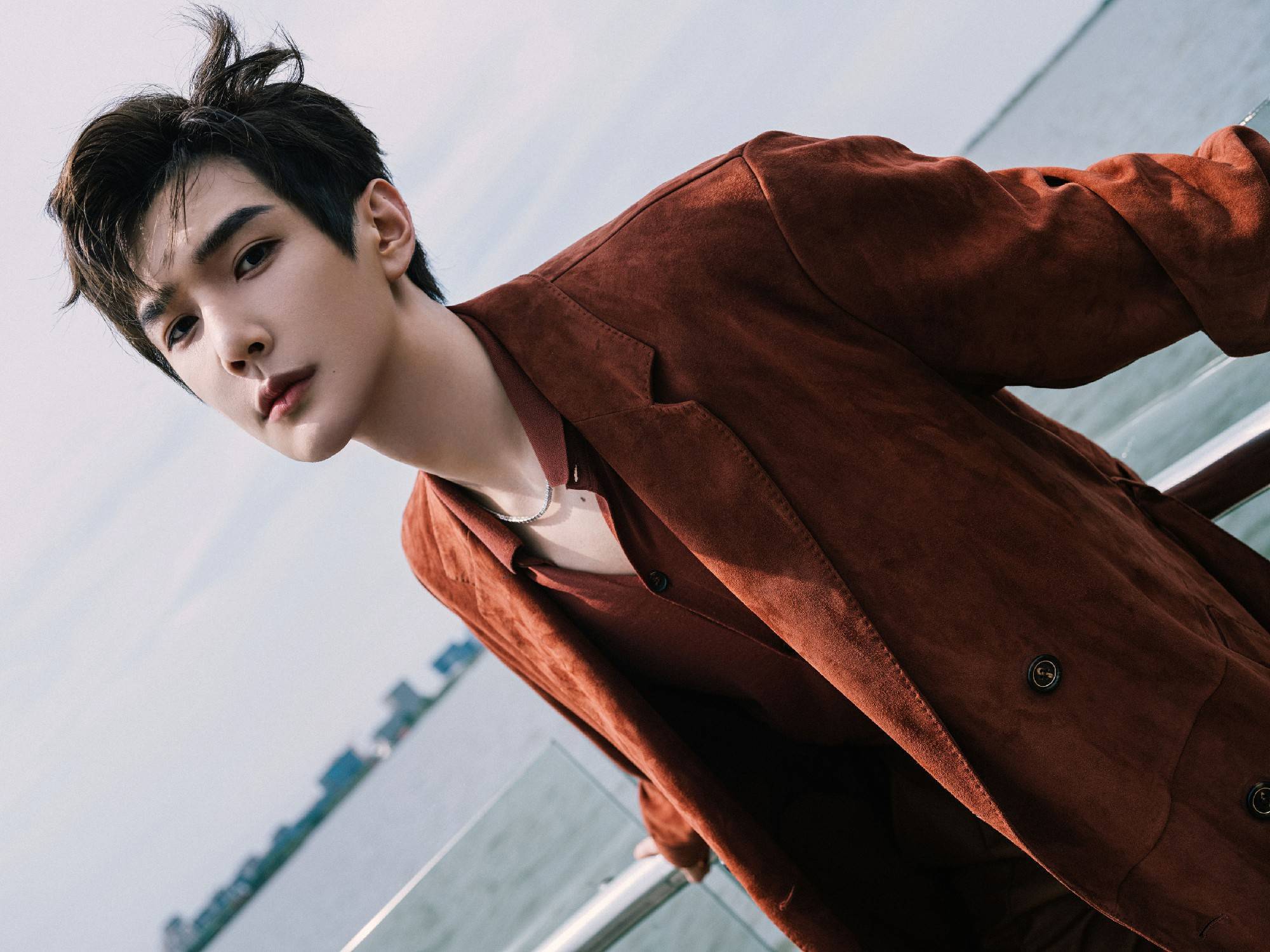 彦希出席男人风尚leon东方绅士之夜红衣似枫唤醒感性意识认知的魅力美