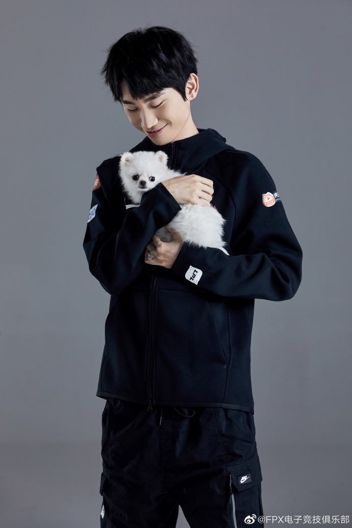 fpx帅气定妆照第二弹:金贡化身歌神 doinb带宠物出镜