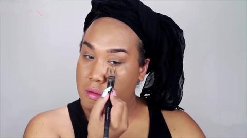 看男人是怎么化妆变成女人的!辣眼睛!
