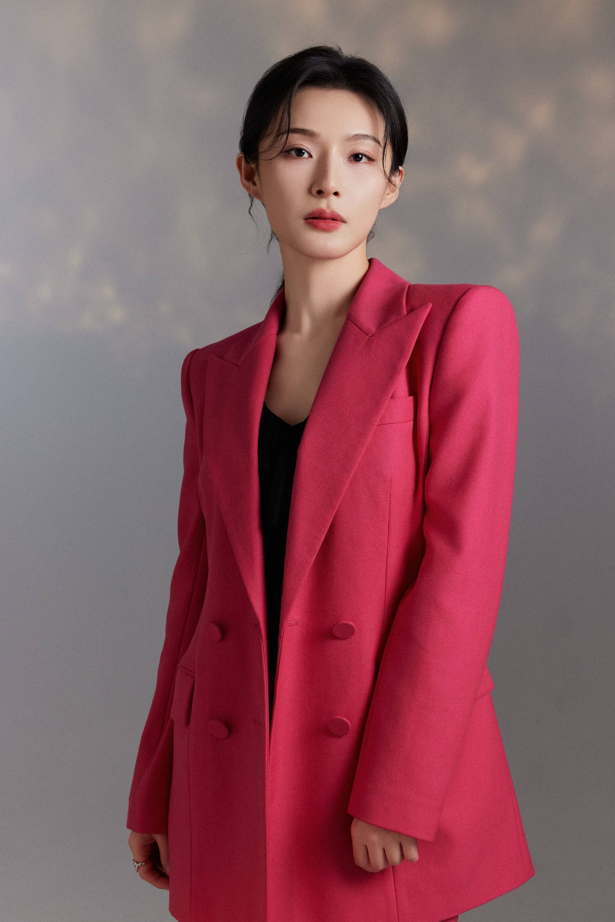 演员念真最新写真释出 轻熟知性魅力十足