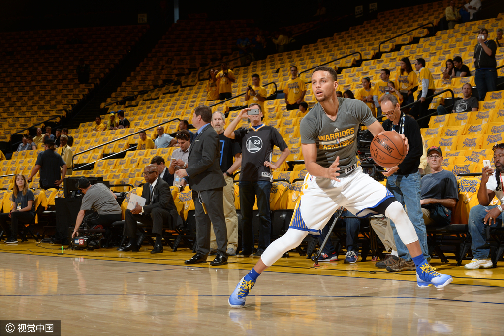 组图-库里赛前热身 秀控球 三分萌神状态佳