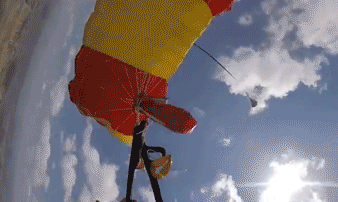 但是几秒钟后,他发现根本无法放开第一个降落伞,它们缠的非常紧.