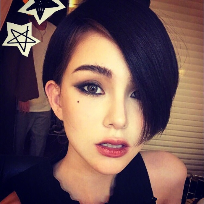 昆凌晒短发照自称反派look 烟熏妆暗黑冷酷气场足