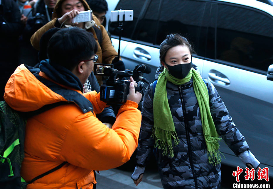 林妙可参加北影艺考 戴口罩排队入考场