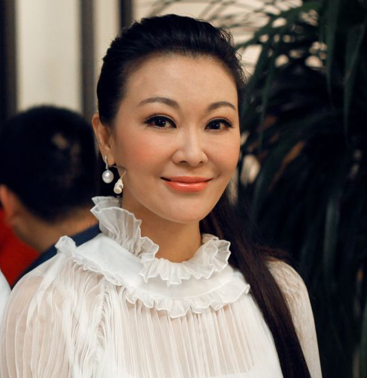 43岁央视女主持王小骞现身 与荧幕上判若两人