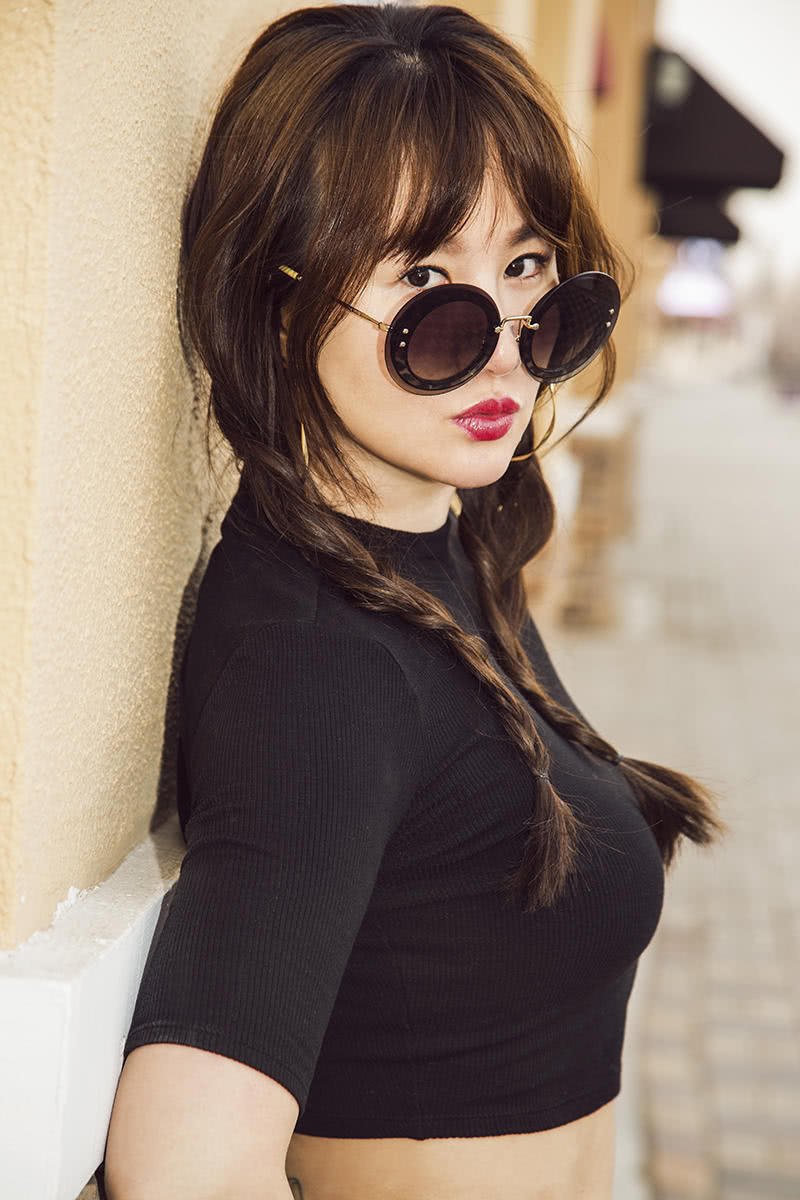 孟瑶时尚街拍玩转混搭风 棒球帽麻花辫少女活力十足