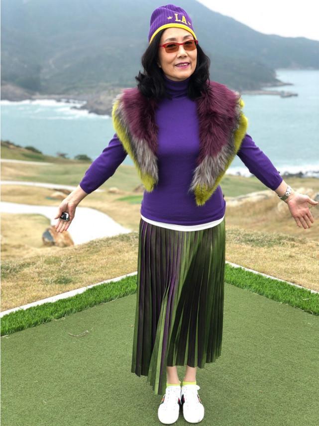 71岁汪明荃逆生长, 身穿紫色连衣裙, 年轻不止20岁!