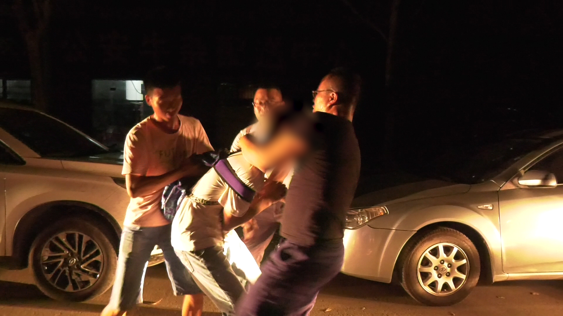 【爆笑街坊】涛哥惩治假装聋哑人骗钱男子,险被刀捅