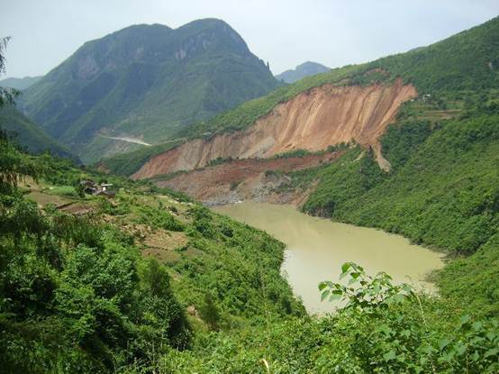 滑坡泥石流频发远离山谷和沟底