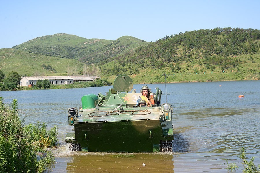 空降兵战车再升级 打造"三栖"作战"精兵"