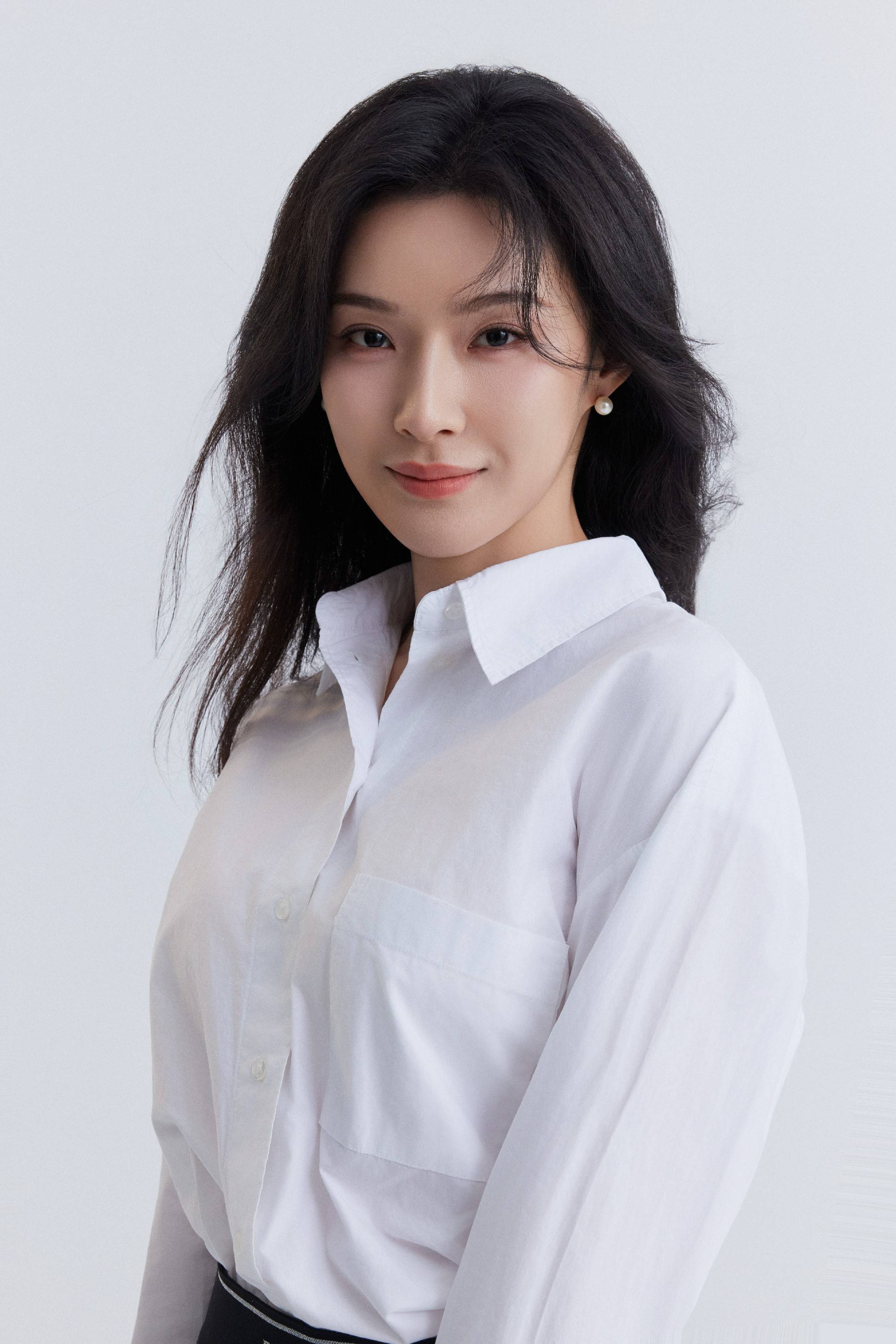 演员念真最新写真释出 轻熟知性魅力十足